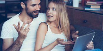 العلاقات والإباحية: فهم التفاعلات والحدود في الحياة المشتركة