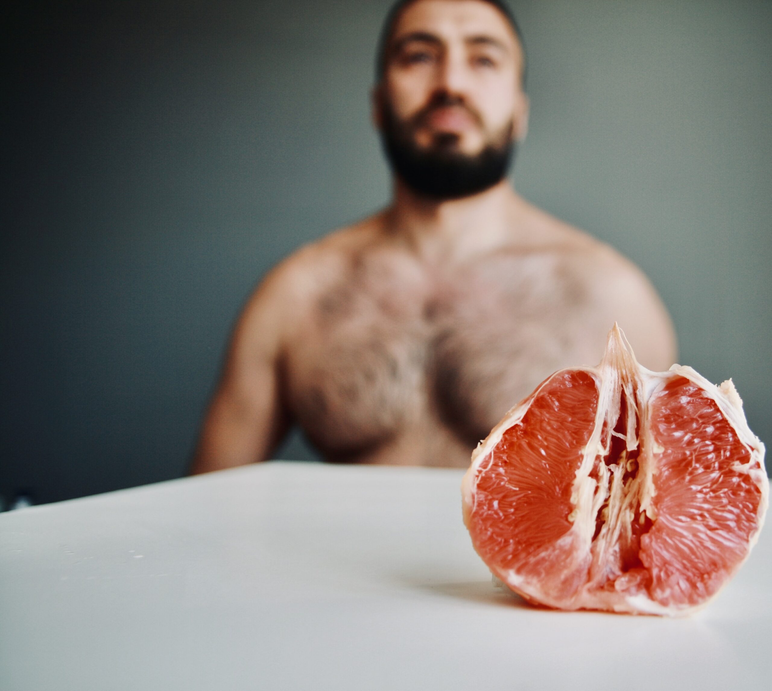 رجل يمارس التأمل ويستكشف جسده لتحسين التحكم في القذف من خلال الاستمتاع الذاتي